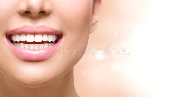 Sunt leende tänder som whitening Braces på en vit bakgrund arkivfoton