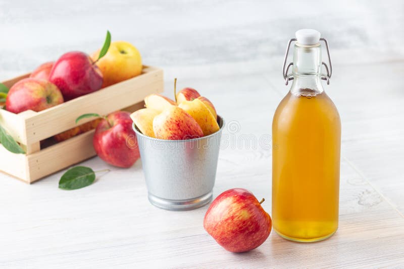 sunt organiskt f?r mat ?ppelcidervin?ger i glasflaska royaltyfri fotografi sunt organiskt f?r mat ?ppelcidervin?ger i glasflaska royaltyfri fotografi