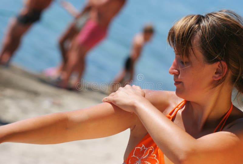 Mujer bonita limpiar su piel broma broncearse loción.