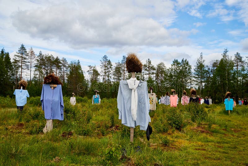 SUOMUSSALMI, FINLANDIA - 24 DE JULIO DE 2019: Ver El Grupo De Objetos Con Ropa De Gente Parece Una Multitud En El Campo Finla Foto - Imagen de rural, campo: 168680036