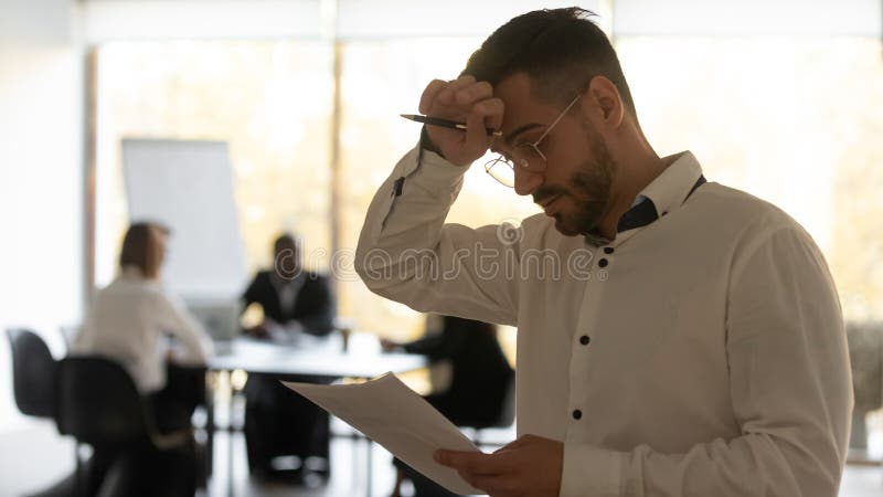 Suor estressado inexperiente orador lendo discurso sentindo medo de falar em público imagem de stock Suor estressado inexperiente orador lendo discurso sentindo medo de falar em público imagem de stock
