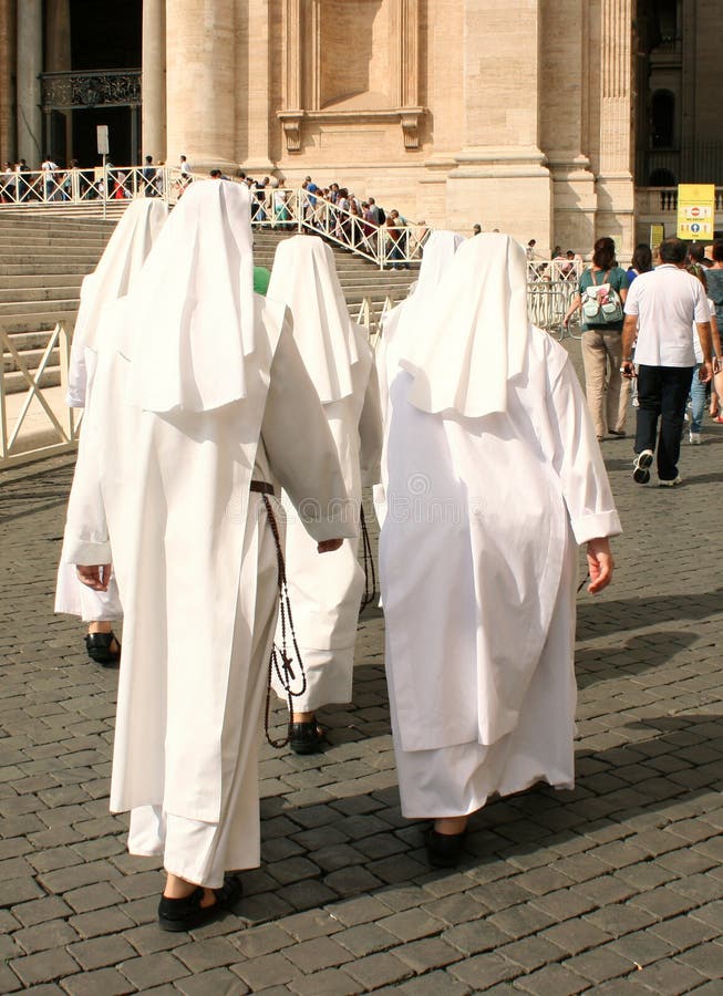 Suore Con Abito Bianco E Velo Azzurro Suore in vestito bianco immagine stock editoriale. Immagine di italia