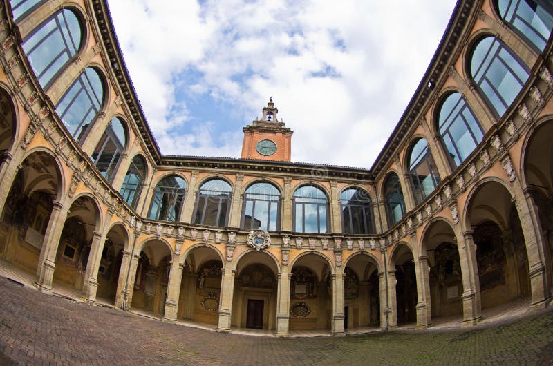 Super brede mening van de oude bibliotheekbouw, stad van Bologna, Italië royalty-vrije stock foto's Super brede mening van de oude bibliotheekbouw, stad van Bologna, Italië royalty-vrije stock foto's