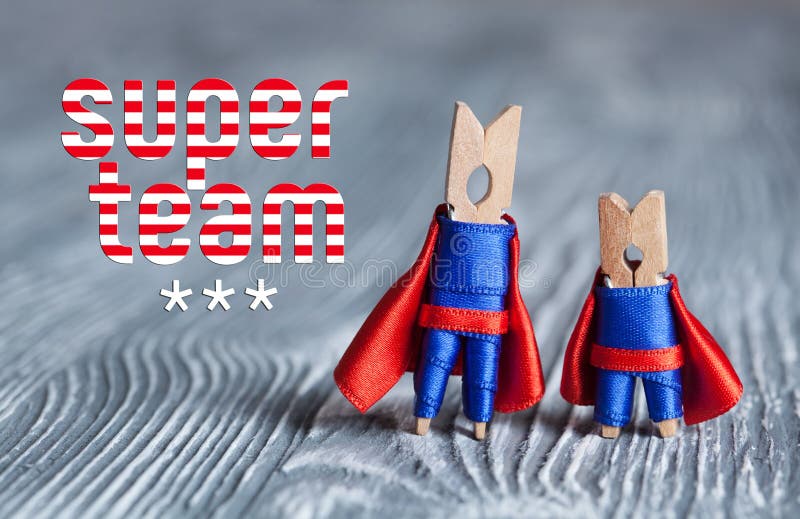 Super drużynowy pojęcie Clothespin kołkowaci bohaterzy w błękitnym kostiumu i czerwieni przylądku Szary drewniany abstrakcjonisty zdjęcia royalty free Super drużynowy pojęcie Clothespin kołkowaci bohaterzy w błękitnym kostiumu i czerwieni przylądku Szary drewniany abstrakcjonisty zdjęcia royalty free