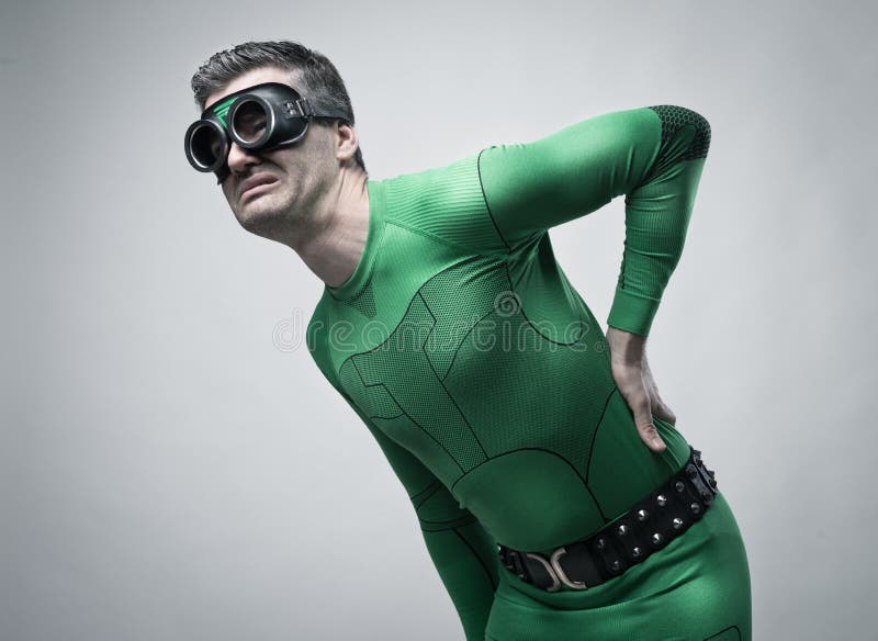 Super-herói com dor nas costas foto de stock Super-herói com dor nas costas foto de stock