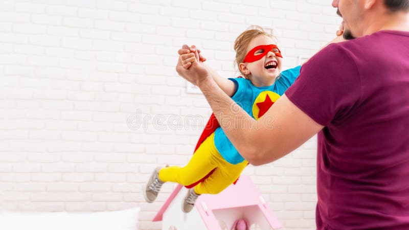 Super héros de jeu de père et de fille photographie stock Super héros de jeu de père et de fille photographie stock