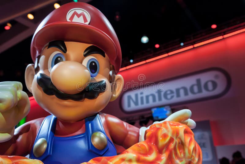 Super-riesige Statue Marios und Nintendo-Logo stockfotos Super-riesige Statue Marios und Nintendo-Logo stockfotos