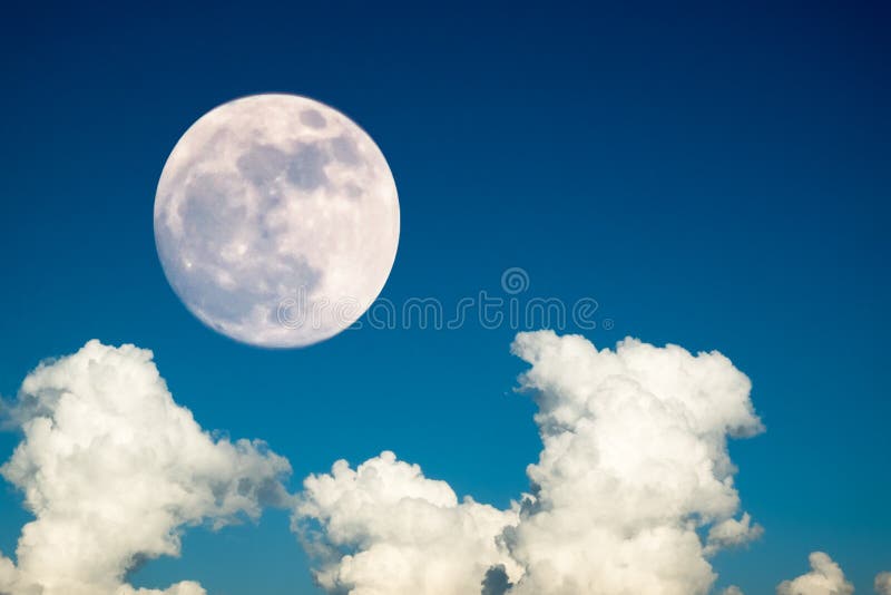 Super volle maan met de duidelijke blauwe dag van de hemelwolk voor achtergrondachtergrondgebruik stock foto's Super volle maan met de duidelijke blauwe dag van de hemelwolk voor achtergrondachtergrondgebruik stock foto's