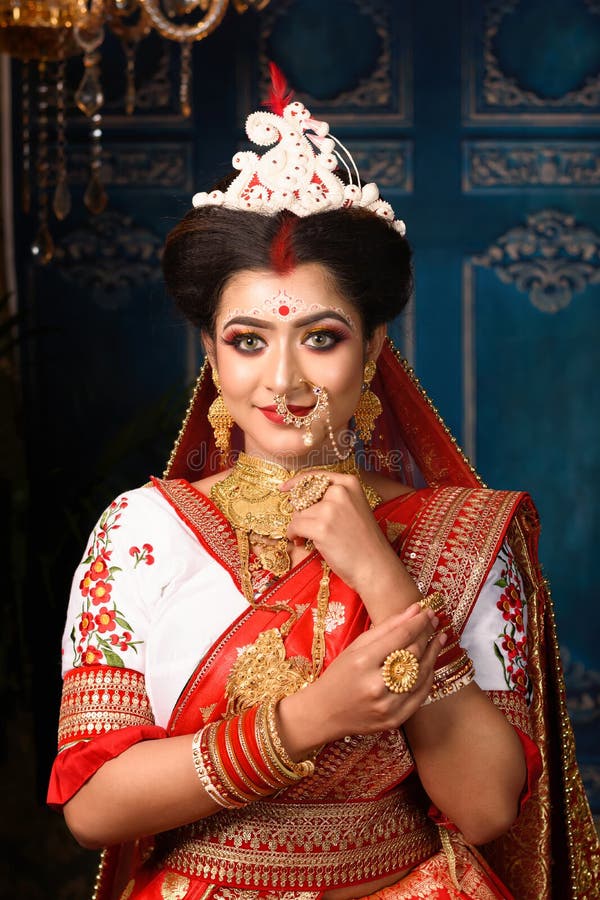 Superbe Mariee Indienne Habillee En Sari Traditionnel De Mariage Rouge Hindoue Brode De Bijoux En or Et D un Voile Sourit Photo stock Image du ceremonie nuptiale 215085328