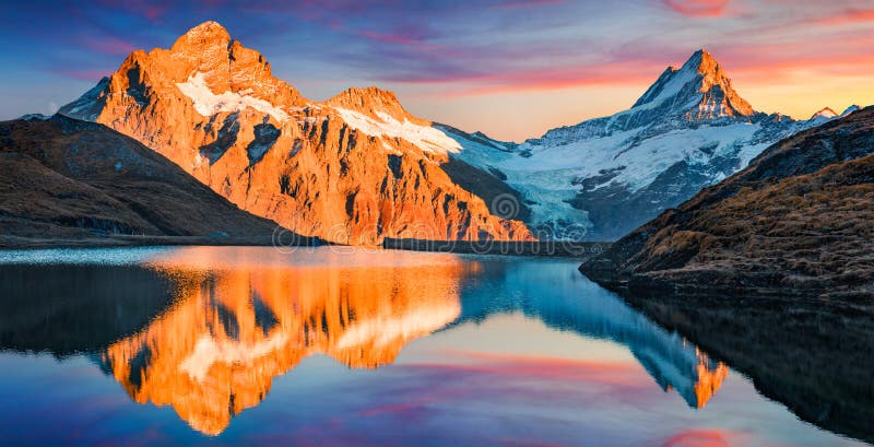 Superbe panorama du soir de bachalp lake bachalpsee suisse. coucher de soleil d'automne incroyable en alpes suisses grindelwald be