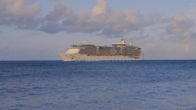 Superbe surface d'eau turquoise de l'océan Atlantique Gros bateau de croisière fusionnant avec le ciel bleu et les nuages blancs