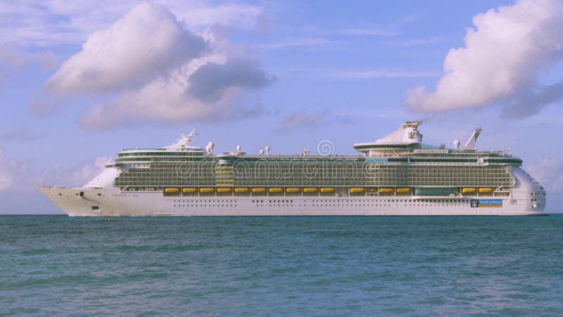 Superbe surface d'eau turquoise de l'océan Atlantique Gros bateau de croisière fusionnant avec le ciel bleu et les nuages blancs