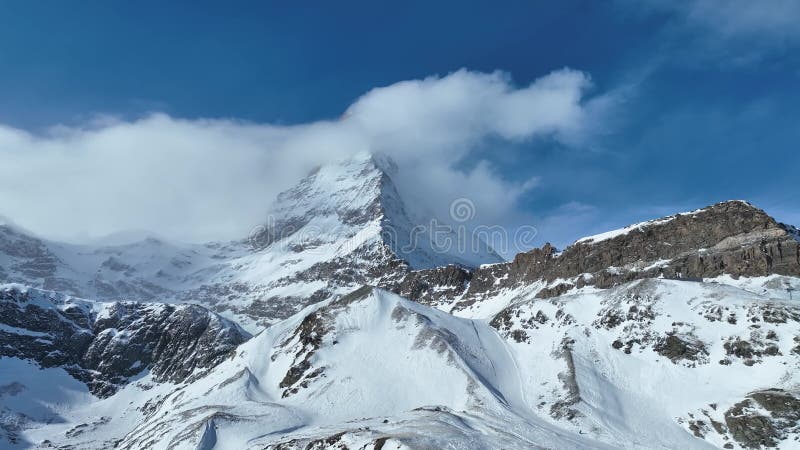 Superbe vue aérienne de la Suisse célèbre montagne Matterhorn dans les magnifiques paysages de neige en hiver clips vidéos