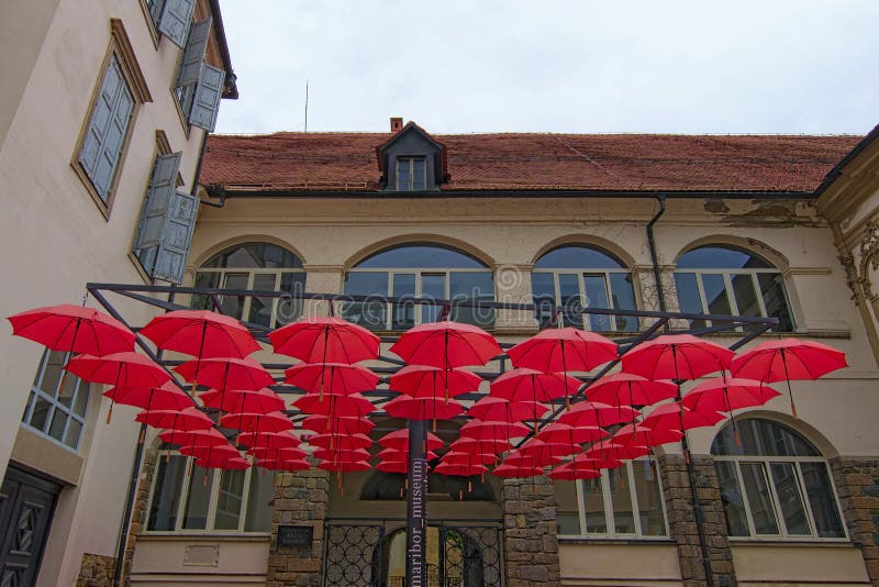 Superbe vue panoramique sur le toit de parapluies rouges devant l'entrée principale du Musée Régional de Maribor images libres de droits Superbe vue panoramique sur le toit de parapluies rouges devant l'entrée principale du Musée Régional de Maribor images libres de droits