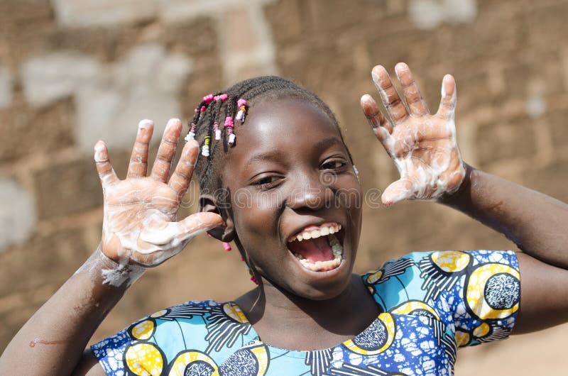 Superbă fată neagră africană cu mâini de săpun în aer liber stock photos