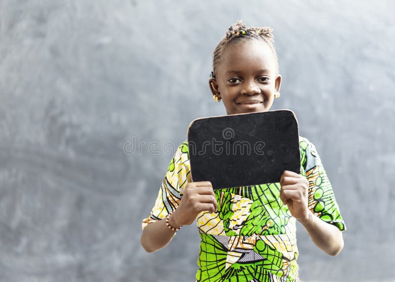 Superbă femeie din Africa care deține un indicator negru cu spațiu pentru copii royalty free stock photos