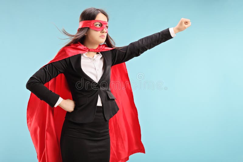 Supereroe femminile con il pugno alzato fotografia stock Supereroe femminile con il pugno alzato fotografia stock