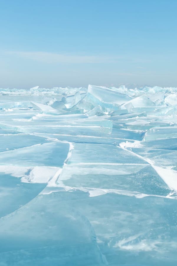 Superficie agrietada azul transparente del hielo del lago Baikal en invierno fotografía de archivo Superficie agrietada azul transparente del hielo del lago Baikal en invierno fotografía de archivo