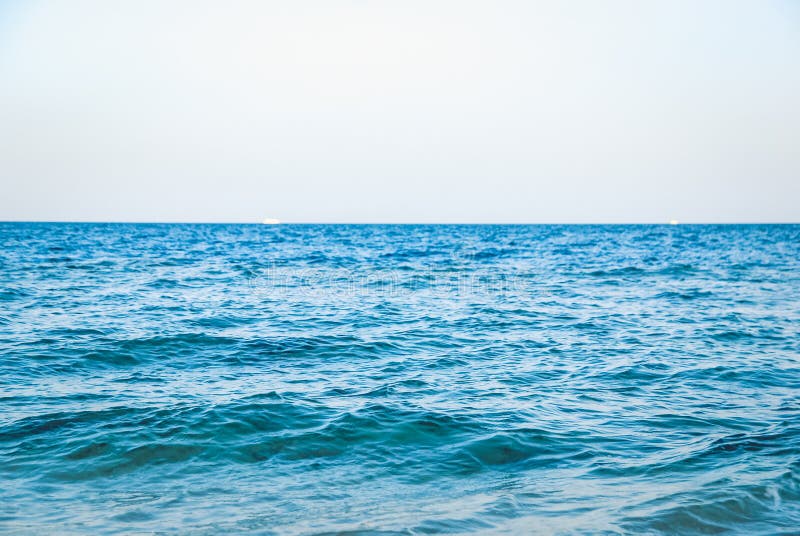 Superficie clara serena hermosa del agua del océano del mar de la turquesa con las ondulaciones y las ondas bajas en fondo del pa fotografía de archivo Superficie clara serena hermosa del agua del océano del mar de la turquesa con las ondulaciones y las ondas bajas en fondo del pa fotografía de archivo