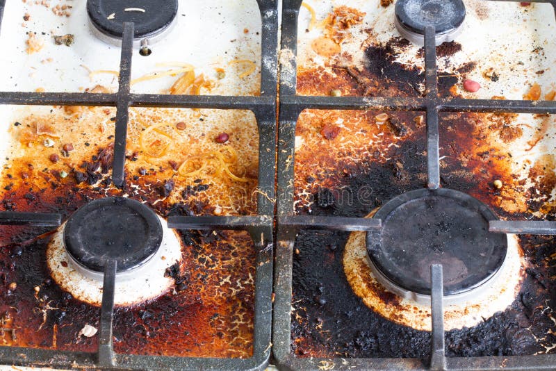 Superficie De La Cocina De Gas Sucio. Dos Quemadores De Gas Y Una Plancha  De Hierro Fundido De Un Horno De Gas Rodeado De Restos D Foto de archivo -  Imagen de