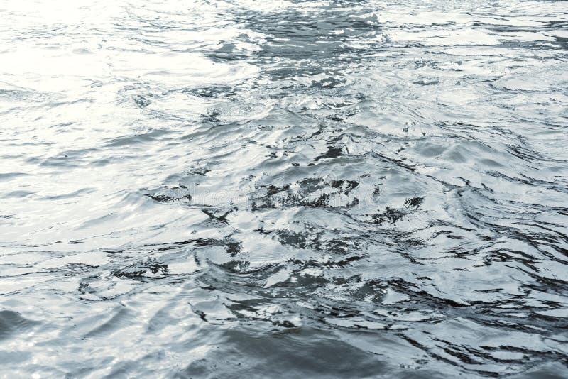 Superficie del agua con las ondulaciones y las reflexiones de la luz del sol fotos de archivo libres de regalías Superficie del agua con las ondulaciones y las reflexiones de la luz del sol fotos de archivo libres de regalías