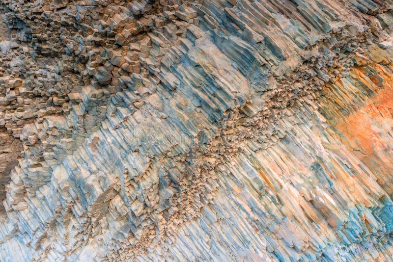 Superficie della lava congelata rocce della roccia sotto forma di esagoni vicino immagini stock libere da diritti Superficie della lava congelata rocce della roccia sotto forma di esagoni vicino immagini stock libere da diritti