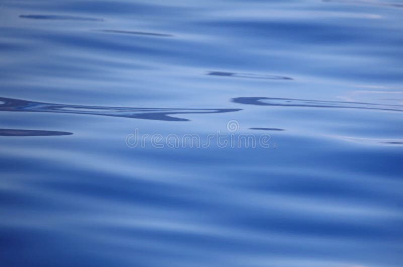 Superficie o oceano vuota blu del mare con le onde per un fondo fotografie stock Superficie o oceano vuota blu del mare con le onde per un fondo fotografie stock