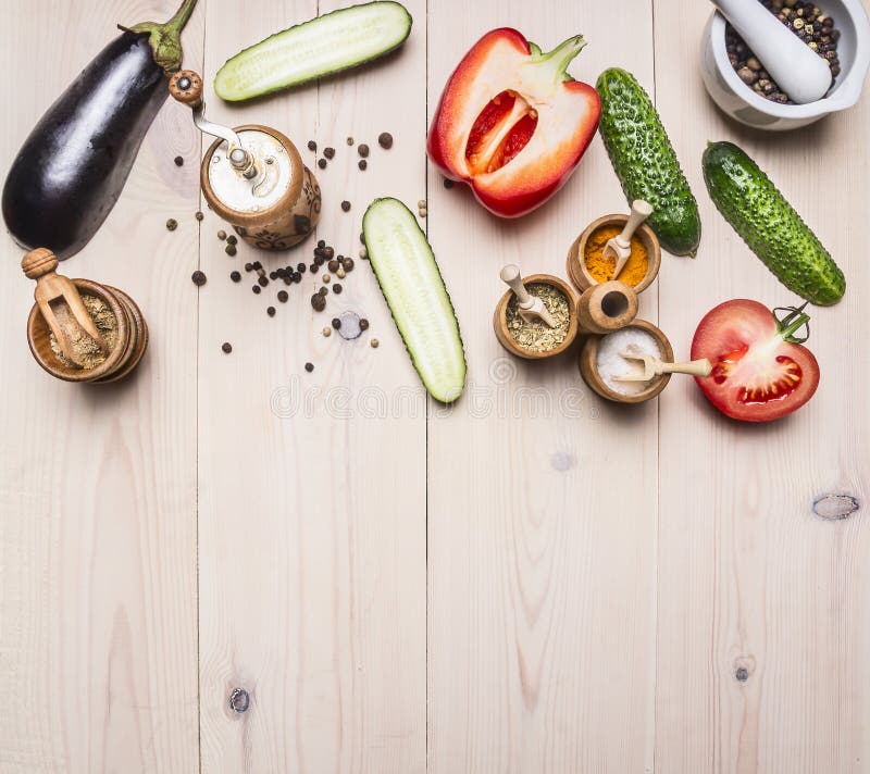 Superfoods e vegetais e especiarias saudáveis do estilo de vida ou do conceito do alimento da dieta da desintoxicação vários na b fotografia de stock royalty free Superfoods e vegetais e especiarias saudáveis do estilo de vida ou do conceito do alimento da dieta da desintoxicação vários na b fotografia de stock royalty free