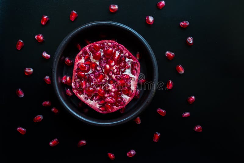 Superfoods för pomegranate för makro en för cholesterol kan tätt lägre sköt frö upp. Granatäpplefrukt och frö på svart