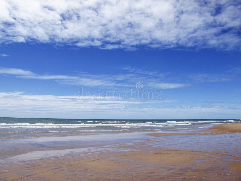 Superfície da praia e da água do mar ou do oceano com horizonte e a SK azul