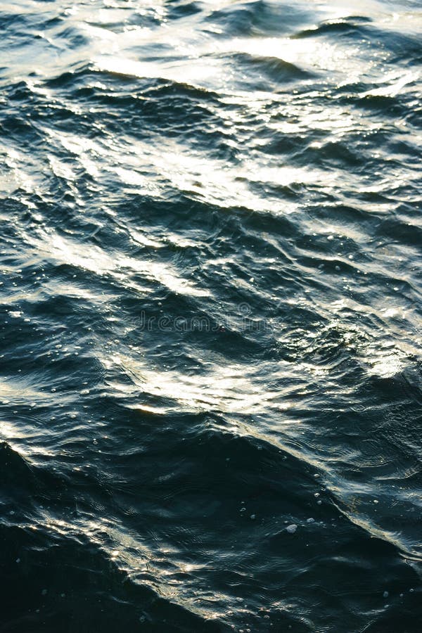 Superfície do mar com as ondas pequenas da cor de turquesa fotografia de stock Superfície do mar com as ondas pequenas da cor de turquesa fotografia de stock