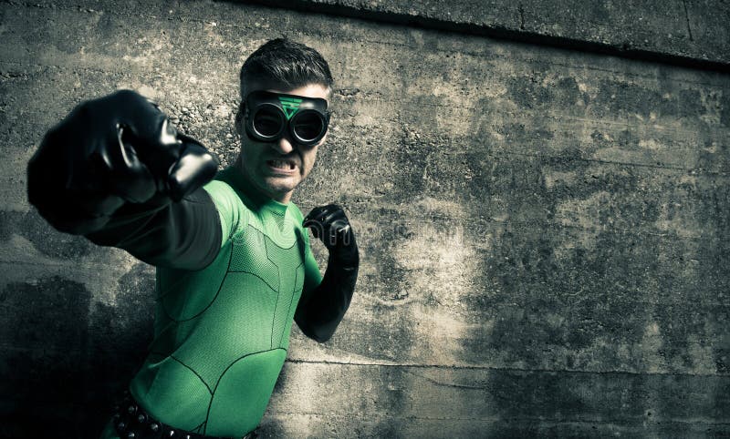 Superheld, der seinen Feind locht lizenzfreies stockbild Superheld, der seinen Feind locht lizenzfreies stockbild