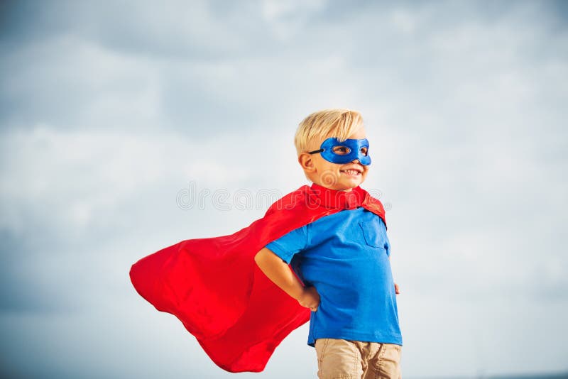 Superheldkind mit einem Maskenfliegen