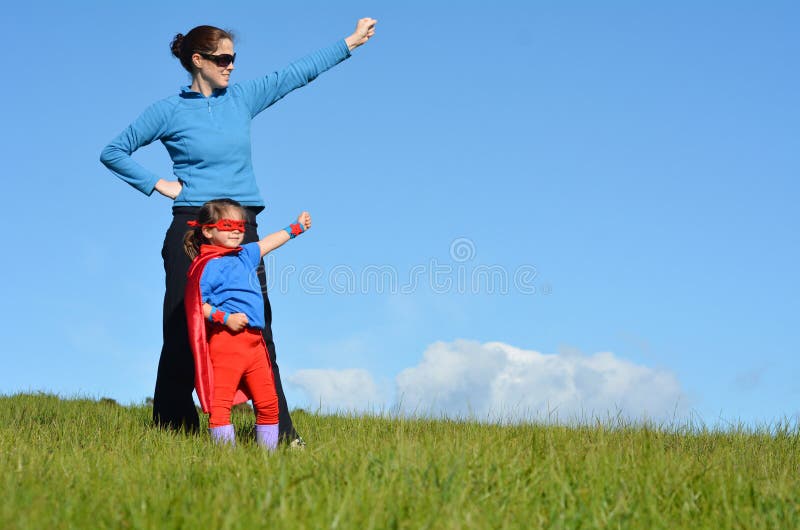 Superheromoeder en kind - meisjesmacht royalty-vrije stock afbeelding Superheromoeder en kind - meisjesmacht royalty-vrije stock afbeelding