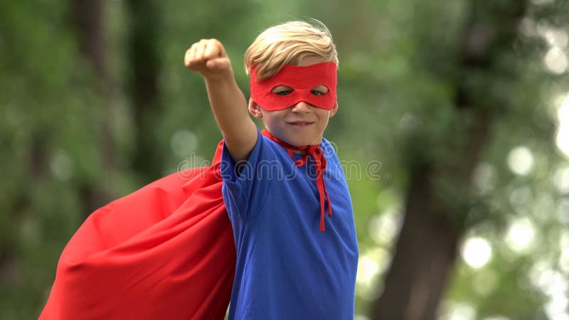 Superheropojken som in spelar, parkerar och att låtsa för att flyga, det modiga barnet och vinnarebegreppet royaltyfri fotografi Superheropojken som in spelar, parkerar och att låtsa för att flyga, det modiga barnet och vinnarebegreppet royaltyfri fotografi