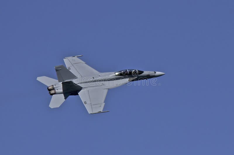 Superhornisse der US-Marine-F-18 im Flug an der Flotten-Woche lizenzfreie stockfotografie Superhornisse der US-Marine-F-18 im Flug an der Flotten-Woche lizenzfreie stockfotografie
