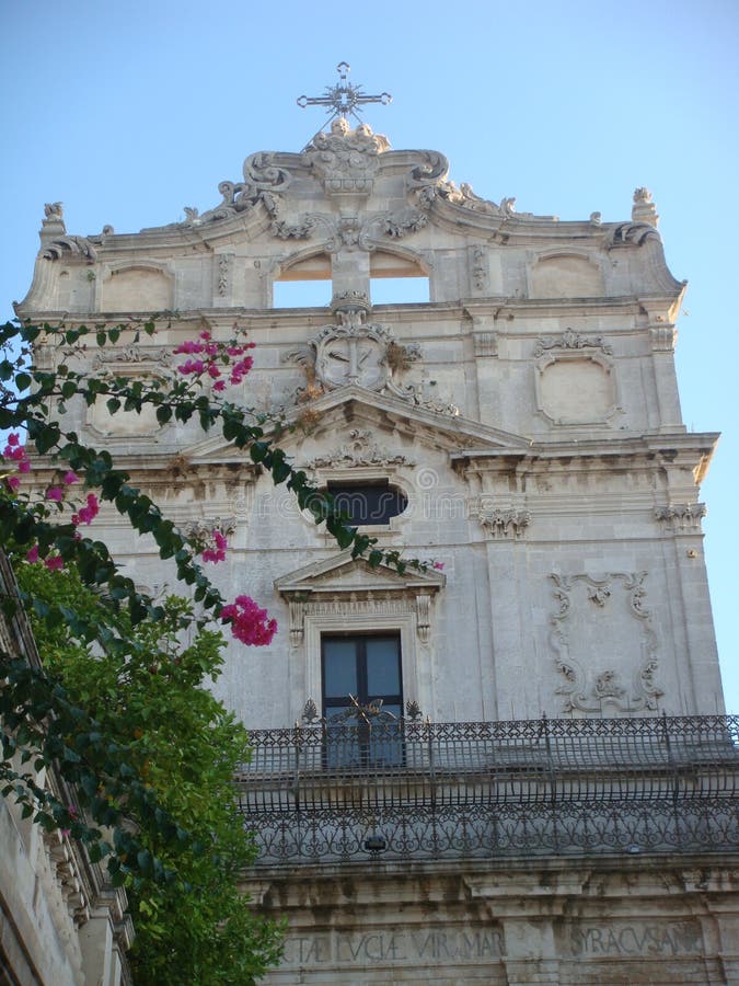 Superieur deel van de barokke voorgevel van de kerk van Heilige Lucy in het plein van de Kathedraal aan Syracuse sicilië Italië stock fotografie Superieur deel van de barokke voorgevel van de kerk van Heilige Lucy in het plein van de Kathedraal aan Syracuse sicilië Italië stock fotografie