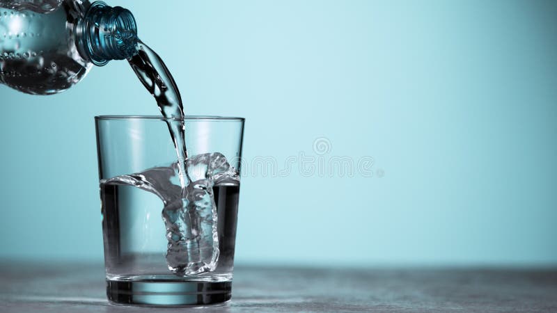 Superlangsam Bewegung, Wasser aus der Flasche zu gießen