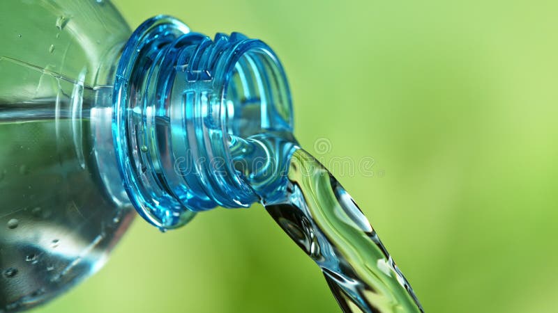 Superlangsam Bewegung, Wasser aus der Flasche zu gießen