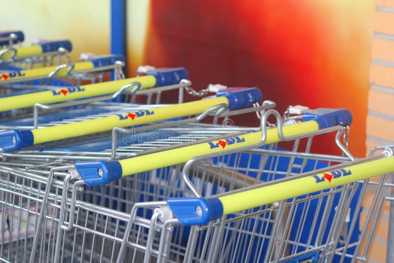Supermarket fury Lidl sieć supermarketów wewnątrz obraz stock Supermarket fury Lidl sieć supermarketów wewnątrz obraz stock