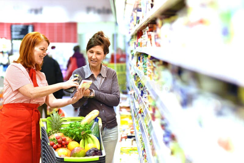 Vendedor él aconseja fresco comida ventas detallado.