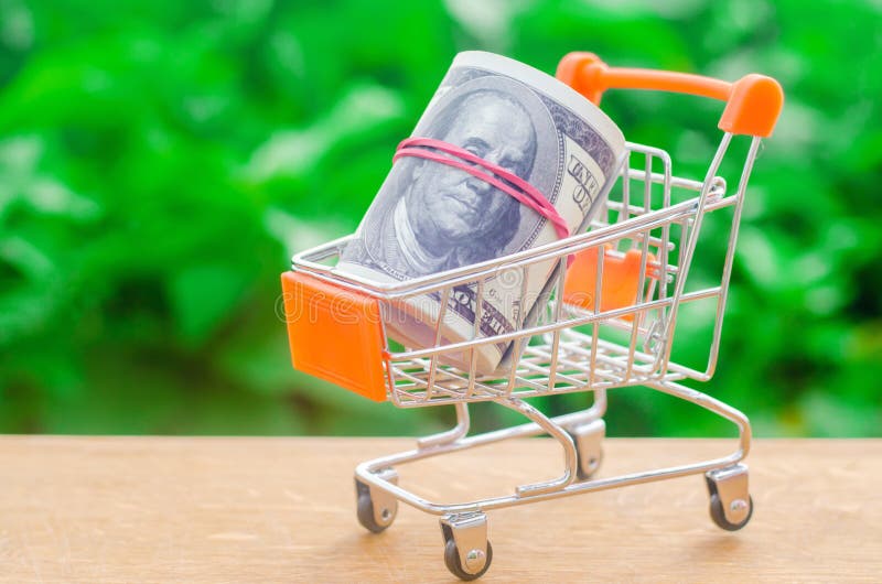 Supermarketspårvagn på en grön bakgrund Begreppet av att shoppa direktanslutet Ställemarknad, kommers, internetkommers beställa royaltyfri bild Supermarketspårvagn på en grön bakgrund Begreppet av att shoppa direktanslutet Ställemarknad, kommers, internetkommers beställa royaltyfri bild