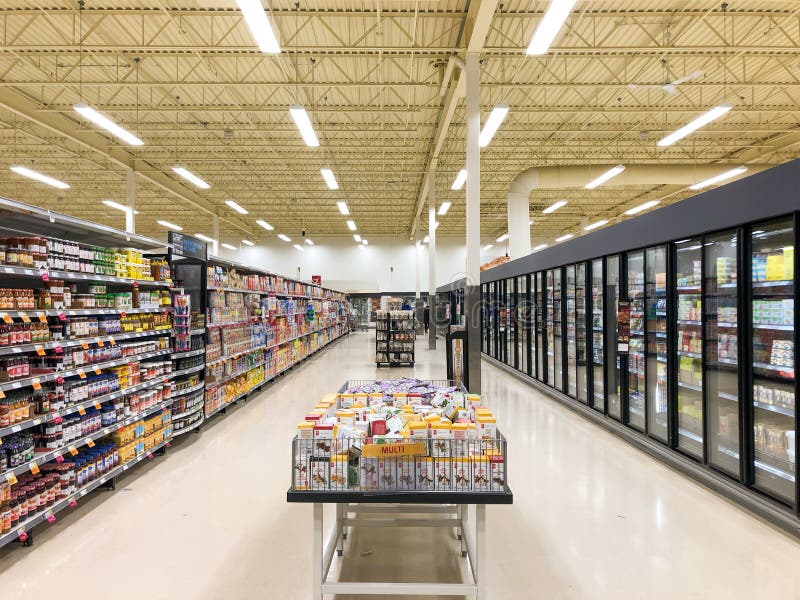 Supermarkt- Lebensmittelgeschäft mit Nahrungsmittelabschnittgang- redaktionelles Bild
