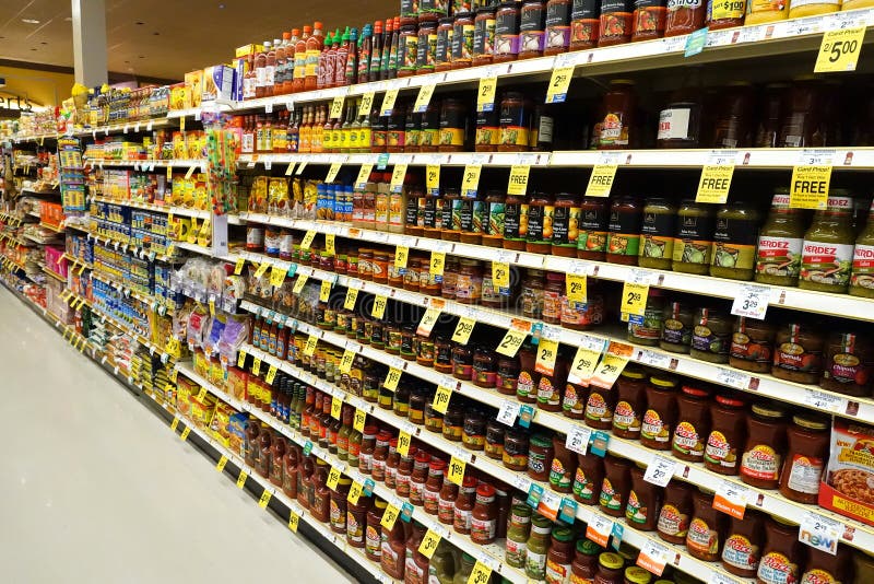 Supermarktdoorgang stock afbeelding Supermarktdoorgang stock afbeelding