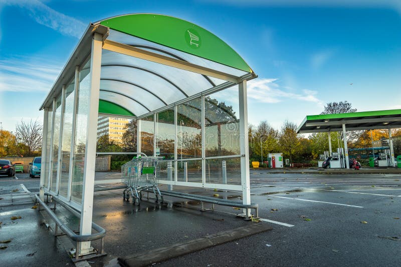 Supermarktlaufkatzen außerhalb des Superstore in Stevenage und in der Tankstelle im Hintergrund Warenkörbe bringen Punkt auf eine stockbild Supermarktlaufkatzen außerhalb des Superstore in Stevenage und in der Tankstelle im Hintergrund Warenkörbe bringen Punkt auf eine stockbild