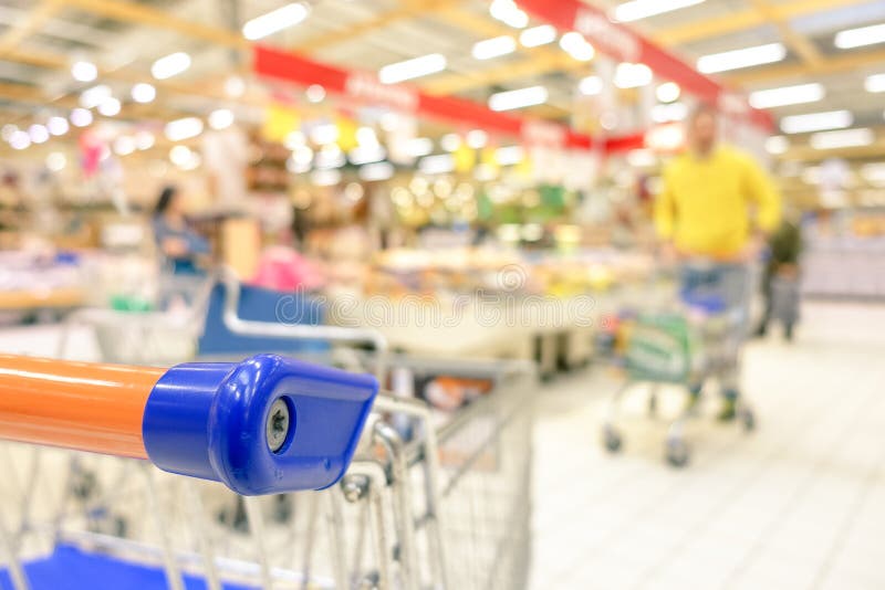Supermercato defocused vago della drogheria - concetto di consumismo