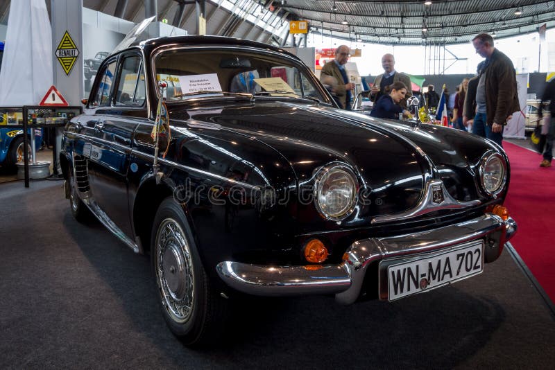 Renault Dauphine 1957 Op Een Oude Racewagen in Rally Mille Miglia 2020