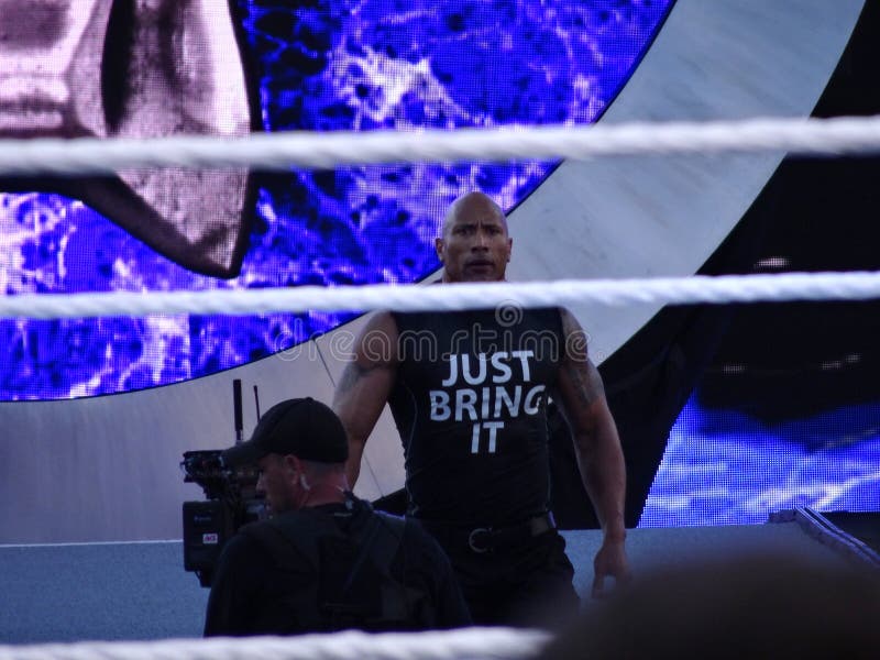 Superstarul internațional Rock Dwayne Johnson face o intrare surpriză în arenă royalty free stock photo