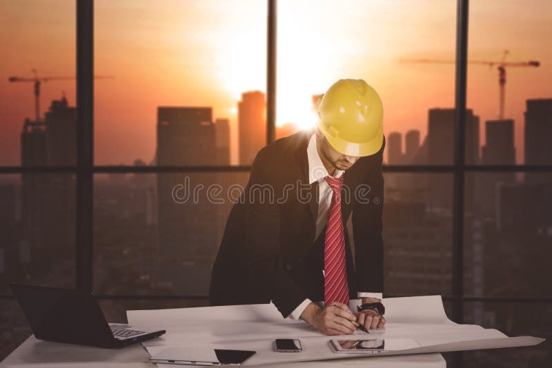 Supervisor da construção que trabalha no escritório fotos de stock royalty free Supervisor da construção que trabalha no escritório fotos de stock royalty free