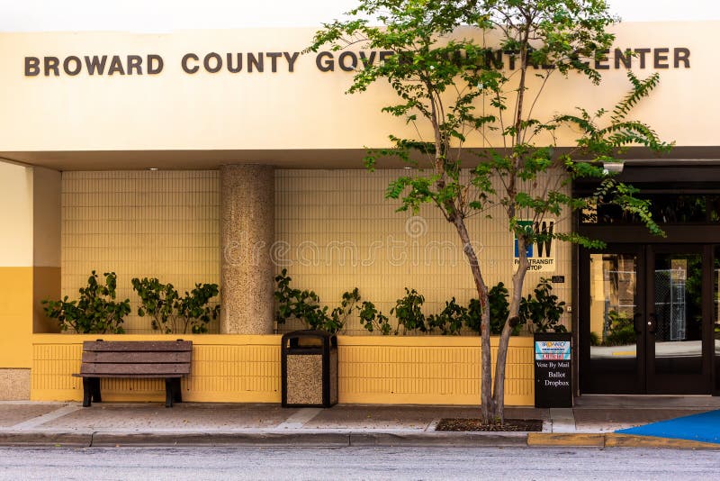 Car Main Entrance and Welcome Sign for Universal Orlando Resort Parking  Garage Editorial Photography - Image of business, architecture: 203589987